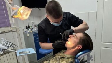 Військові та ветерани можуть безоплатно лікувати зуби в 100  стоматологічних закладах України