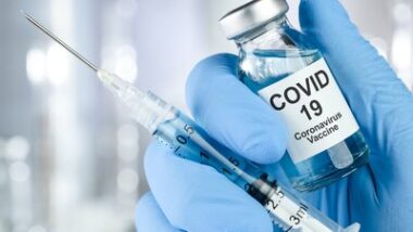 COVID-19 нікуди не зник — він змінюється. Вакцинуємося!